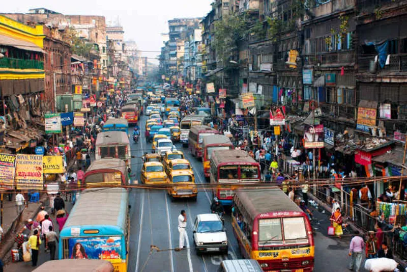 a street in Kolkata jam-packed with cars and trans snaking through