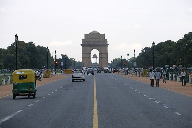 An image showing traffic laden Delhi roads.